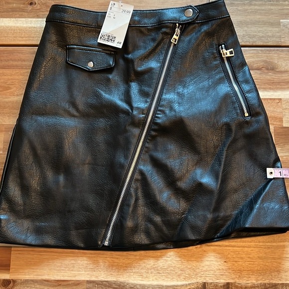 H&M‎ Faux Leather Moto Skirt Black Asymmetrical Zip Front Size 2 - Picture 4 of 7